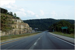 Motorvejen skære sig igennem The Ozark Mountains