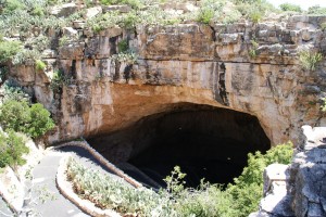 Indgangen til hulerne