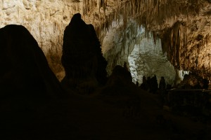 Kæmpe Stalagmitter rejser sig fra gulvet