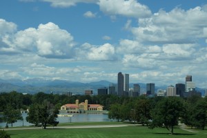 Denver med bjergene i baggrunden