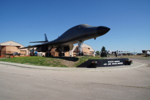 En B-1 Lancer foran South Dakota Air and Space Museum