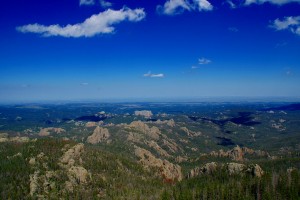 Toppen af Harney Peak med udsigt til Mt. Rushmore