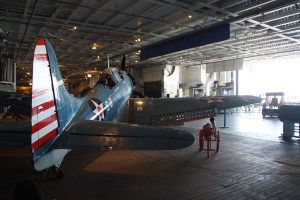 En Douglas SBD Dauntless i flyhangaren