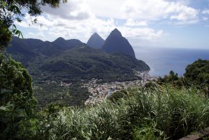 Soufrière med The Pitons i baggrunden